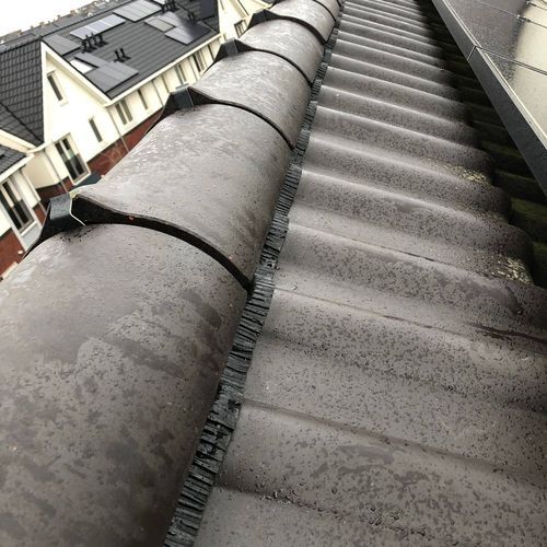 De diensten van dakspecialist in Hoogvliet Nieuwe laag bitumen