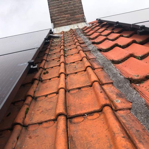 Hellend dak Hoogvliet met oude dakpannen